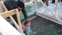 Александра, которой пять лет, пожалуй, самая молодая за всю историю купания АРГО.  На удивление многим, мужественно перенесла прикосновение хоть и освященной, но все же ледяной воды__